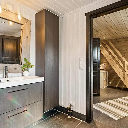 4 Star In Storsteinnes Rundhaug