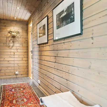 4 Star In Storsteinnes Rundhaug
